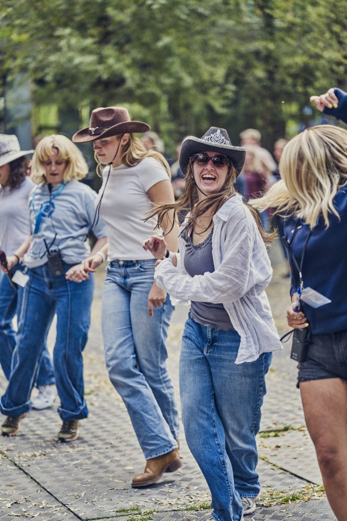 Mennesker danser i cowboyhatte.