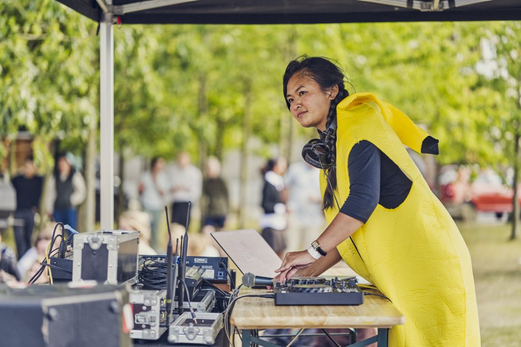 DJ i banandragt ved udendørs event