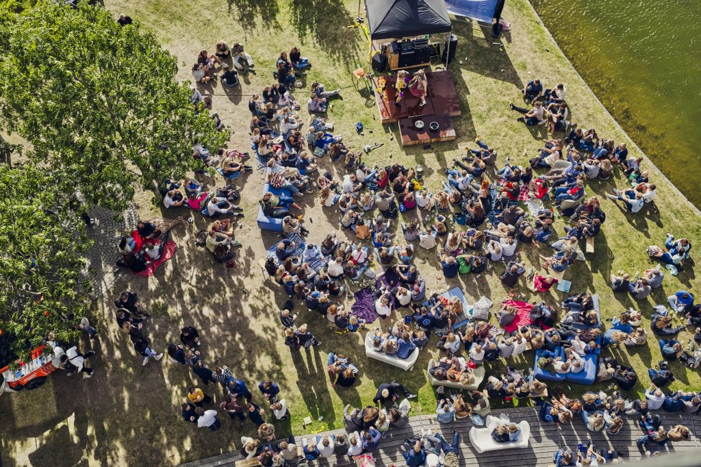 Mange mennesker samles i parken